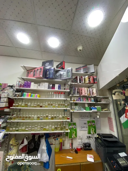 بضاعة مكتبة قرطاسية و اكسسوارات و عطور و اللعاب للبيع بسعر اقل من الجملة بسبب الاغلاق والتصفية شروه