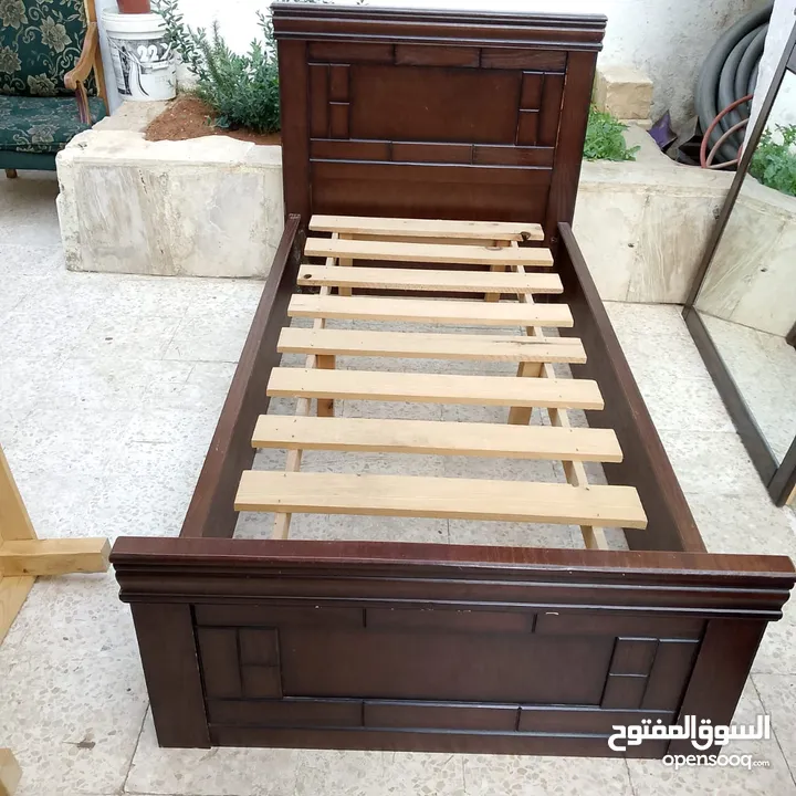 غرفة نوم شبابيه عباره عن تختين وتواليت ومراي وخزانه سحاب درفتين وكومودينا