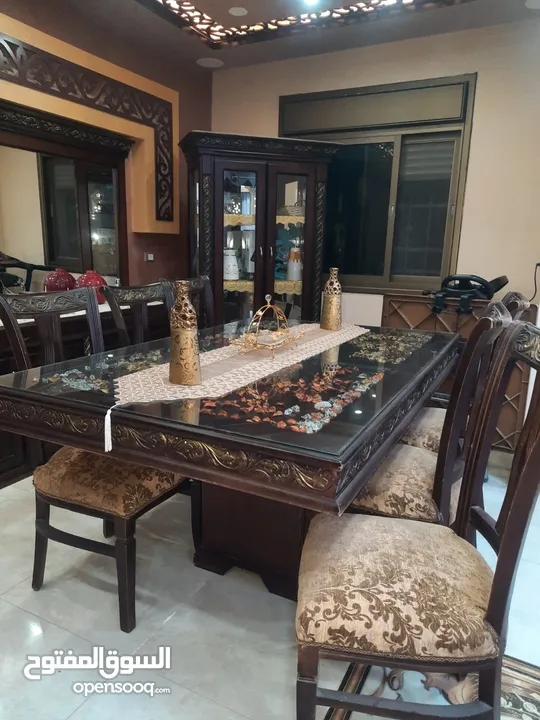 طاولة سفرة مع 8 كراسي ديكورات وخزانه ومرايه معها خزانه