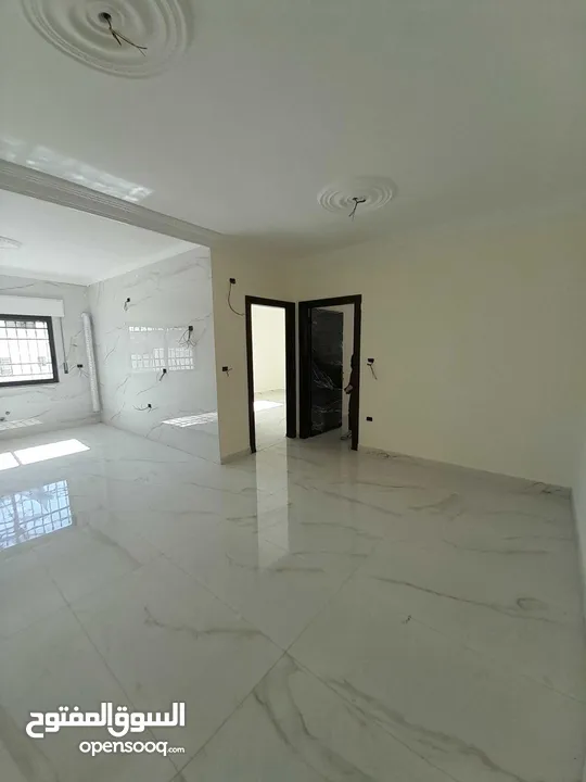 شقه تشطيب جديد2نوم مع ماستر2حمام صاله صالون مطبخ بلكون موقع مميز/يوجداسكان يتوفر به شقق أخرى للايجار