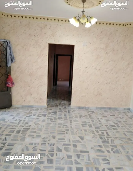 بيت مستقل خلف جامعه الاسراء طريق المطار شارع المية يمكن استخدامه شاليه