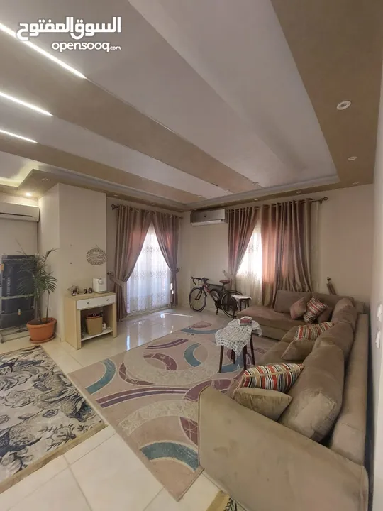 شقة فاضية في الشيخ زايد بالمطبخ والتكيفات داخل كمبوند زايد هايتس