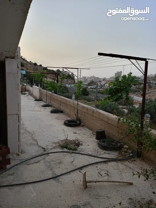 بيت للبيع طابقين في بيت اولا    يوجد بئر ماء  مخزن  مكتب خارجي معزول عن البيت  حمام خارجي  ثلاجه .غس