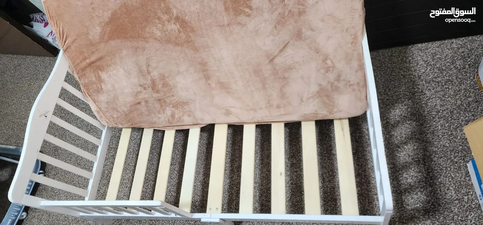 للبيع تخت أطفال خشبي أنيق تخت خشب أبيض مع فرشة مريحة، تصميم عملي وآمن للأطفال.