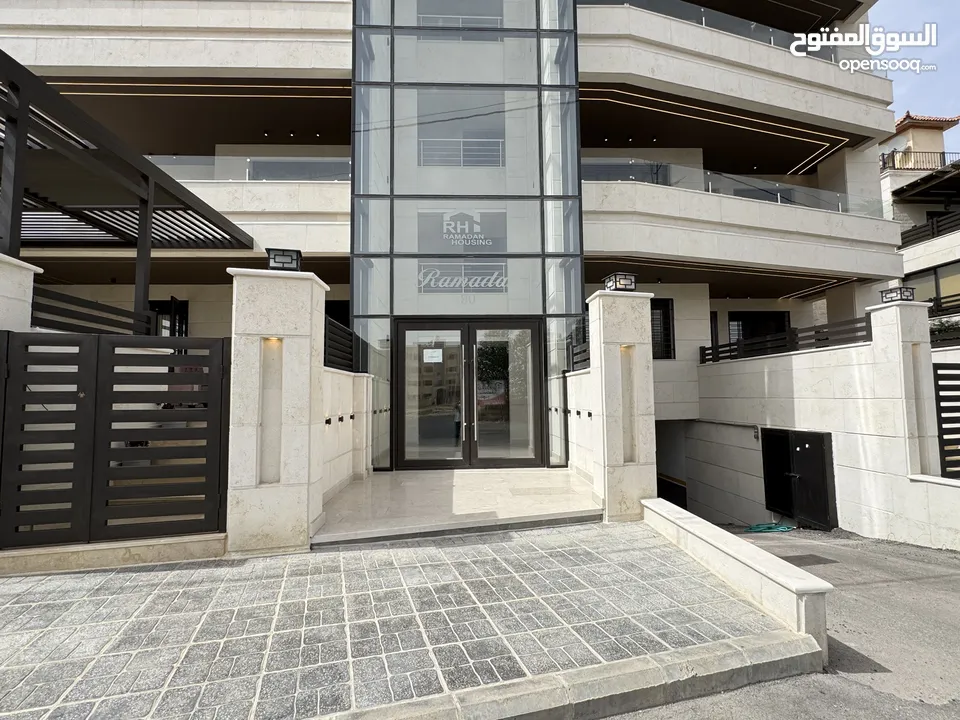 شقة مميزة طابق اول مساحة 214 م بتشطيبات مميزة باجمل مناطق رجم عميش مع بلكونات بنظام ترسات