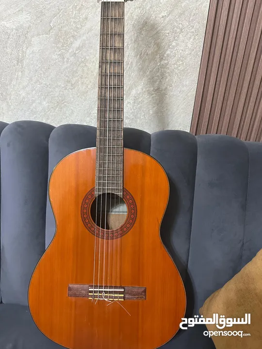 guitar classical yamaha c70 جيتار كلاسيكال    نوع ياماها احترافي شبه جديد مع اوتارو الاصلية
