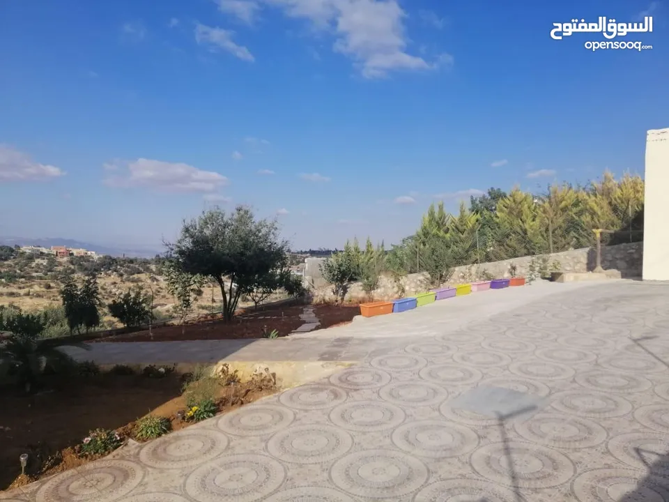فيلا سكنيه بالسلط للبيع زي وادي الحمامرة واصل جميع الخدمات ومنطقة هادئة قريبة من الاسواق