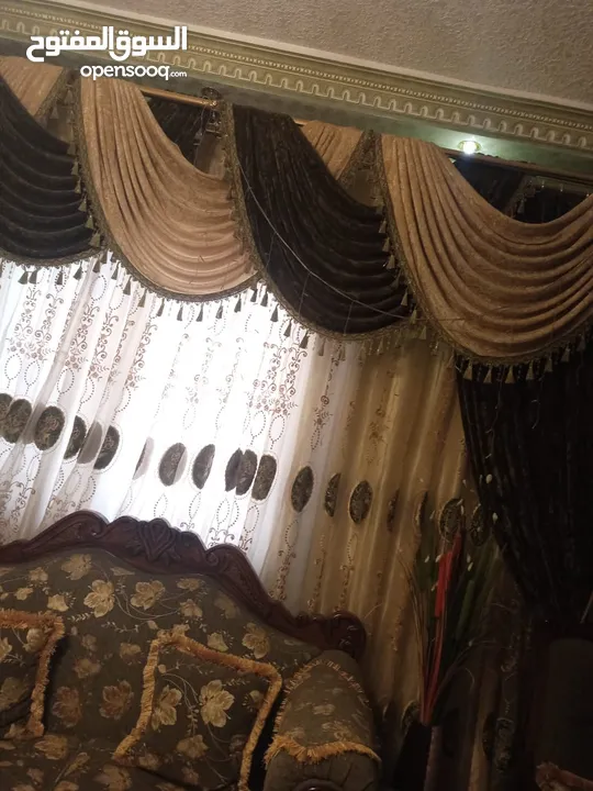 كنب لغرفة الضيوف للبيع السعر 200 قابل للتفاوض للجادين