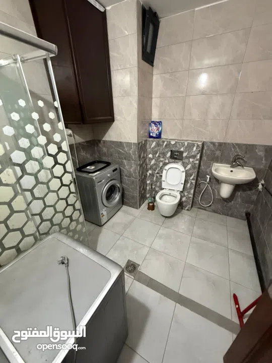 شقه نظام استوديو مفروش للايجار في الطيرة خلف مطعم لازورد الايجار دون وسيط