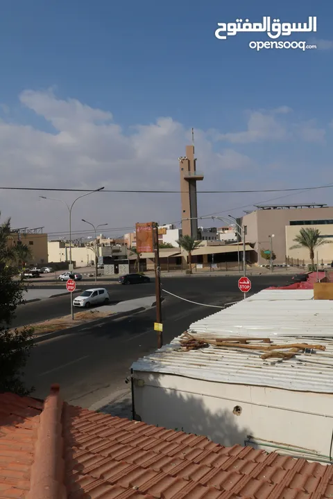 بدون عمولات - شقة مفروشة للإيجار الشهري في الثالثه مقابل السادسة عالشارع الرئيسي طابق ثاني عقش ممتاز