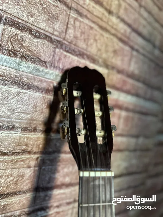 جيتار legend شبه جديد مع شنتة ونضيف موديل CG155YN خشب اصلي وفريت بورد نضيفة جديدة