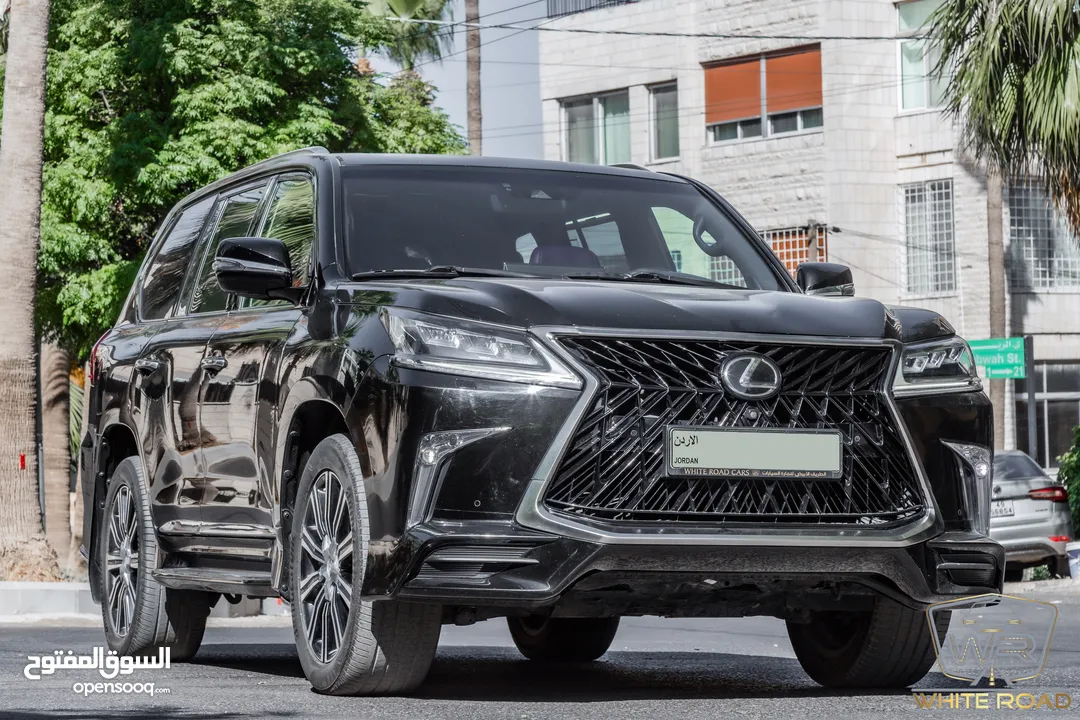 Lexus Lx570s 2019   السيارة وارد الشركة و قطعت مسافة 123,000