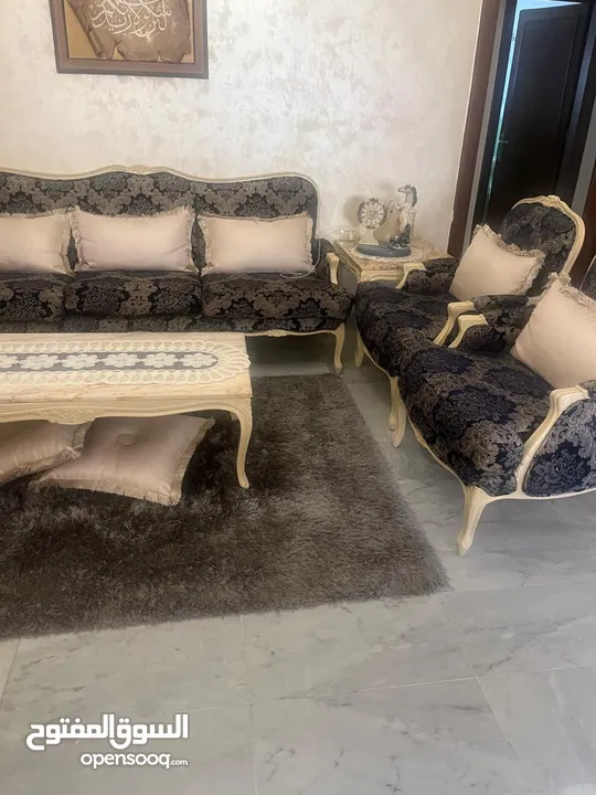 طقم ضيوف فرنسي 8 مقاعد للبيع بحاله ممتازه مع طاولات رخام