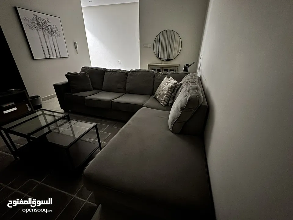 كنبة مريحه من اشلي   وسرير قابل للتمدد كامل من ايكيا  وكرسي استرخاء من ابيات   للبيع.. للجادين فقط