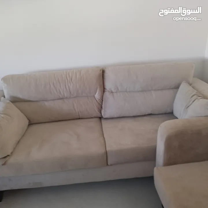 طقم جلوس وطاوله صغيره من ايكيا مع  4 كراسي للبيع