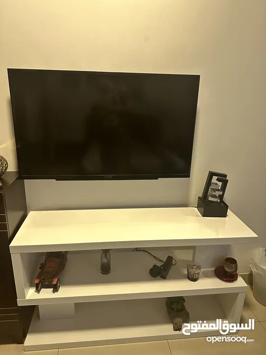 SONY BRAVIA - LED 40” with Showpiece Stand.
