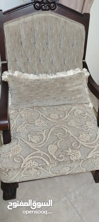 طقم ضيوف كنب خشب سويد اسفنج دانلوب ضغط اصلي بحاله الوكاله مرتب جدا وفخم لون طحيني وبيج
