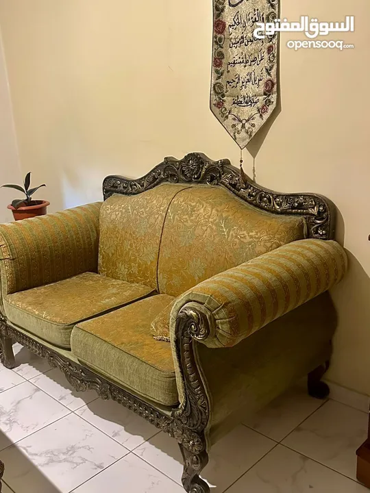 غرفة ضيوف مع طاولات