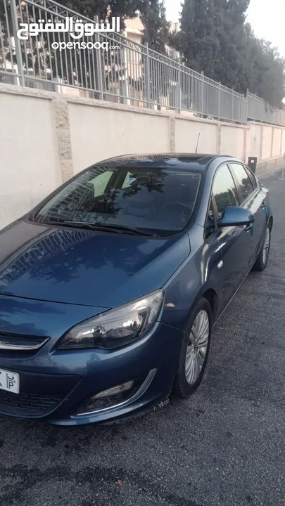 أوبل أسترا 2015 أوتاماتيك ماتور 1400 سي سي تيربو فتحة بالسقف لون أزرق