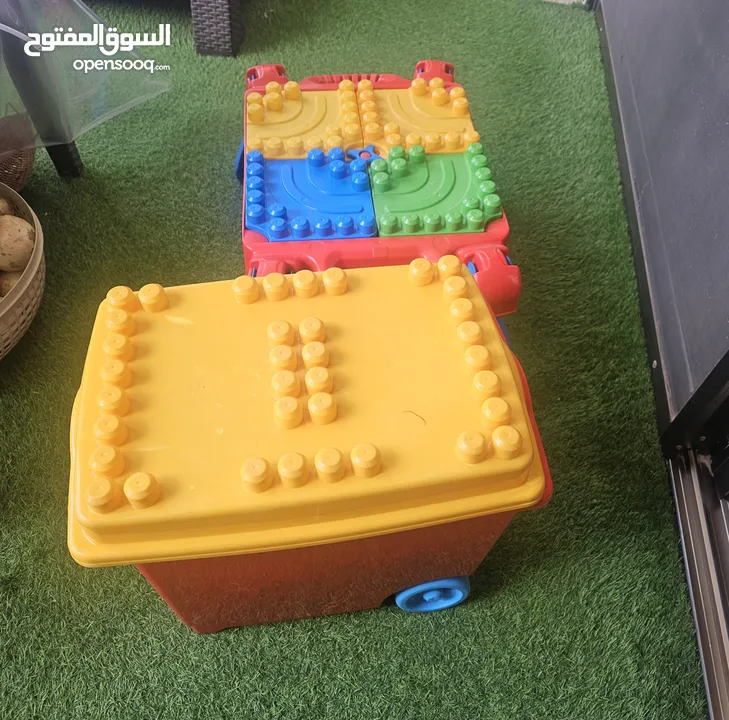 Megabloks طاولة  + بوكس بعجلات فيه عدد قطع منيح و مميزة