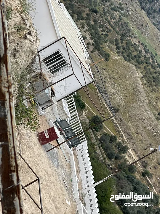 استراحة استثماريه للبيع مطله على وادي الريان قوشان مستقل 3،5 دونم مشجرة بالكامل مع مواقف سيارات
