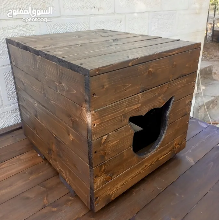 أكواخ خشبية وبيوت للحيوانات