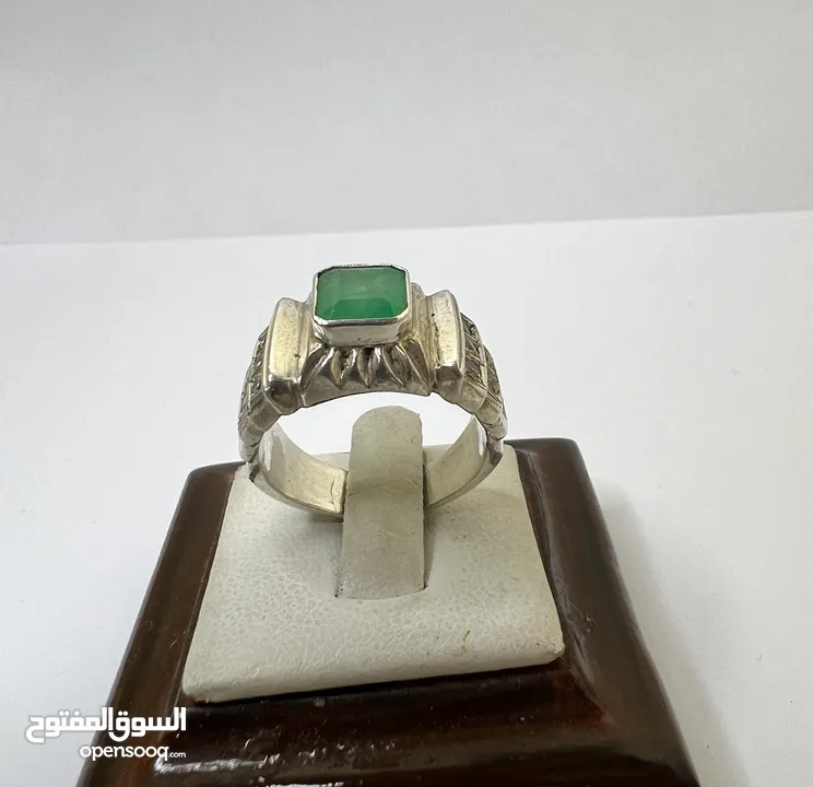Natural Colombian emerald stone with certificate - حجر زمرد كولومبي طبيعي بشهادة