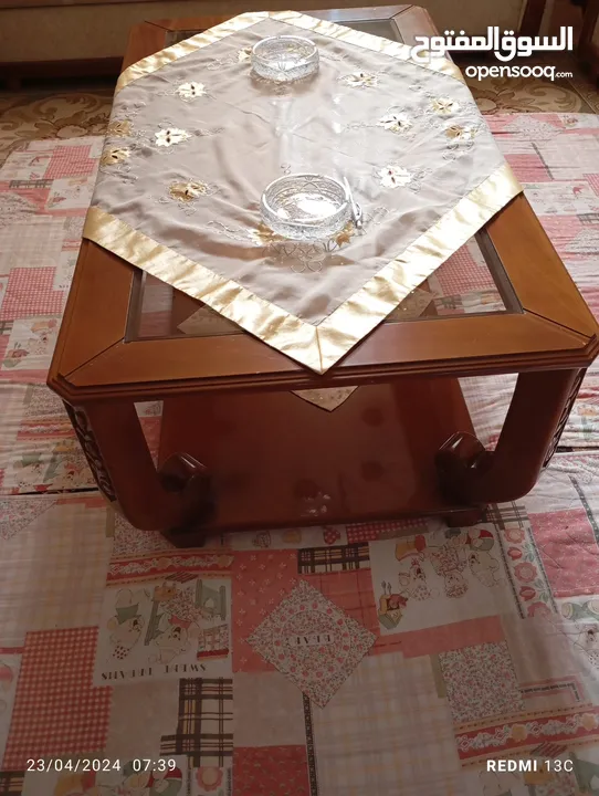 للبيع طاولة سفرة 1 و طاولة مربع 2