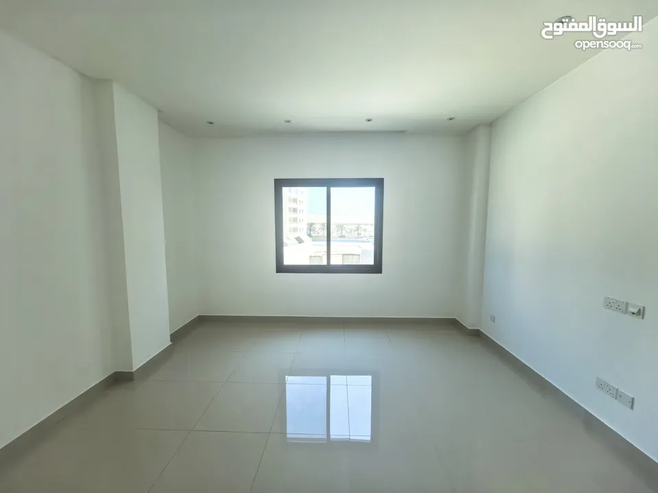 للايجار شقه سكنية نظيفة جدا مع التكييف .مكونة من.  غرفتين صالة ومطبخ  وحمامين موقع ممتاز