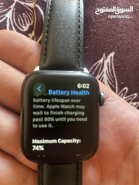 Series 6 / 44mm ما فيها اي عطل ولا خدوش الساعه ممتازه جدا  معها 3 كستك كل التفاصيل موجوده بالصور