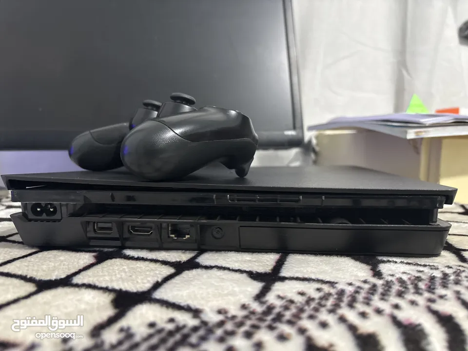 بلايستيشن 4 بحالة ممتازة + gta5 + ايد اصلية و ايد كوبي ماستر 500 gigabyte الجهاز بالصلاة عالنبي