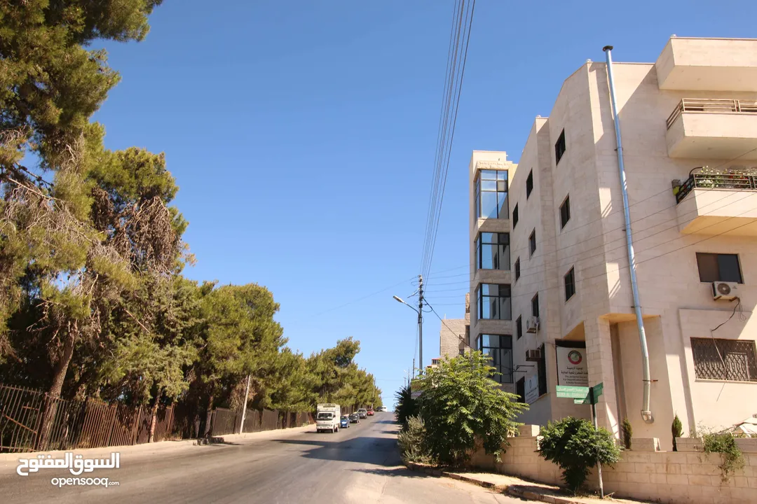 شقة فارغة للإيجار  تقع بالقرب من الجامعة الأردنية من المالك مباشرة