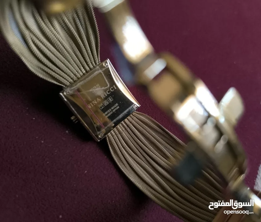 ساعه نينا ريتشي مطليه ذهب مميزه جدا