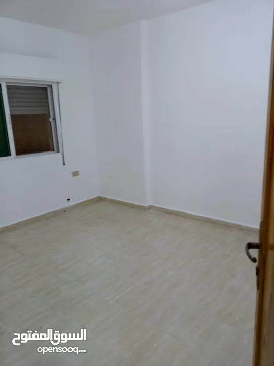 شقه سكنيه طابق اول  شمال مستشفى النجاح حي الاطباء  شمال مسجد عاليه التل من المالك مباشره