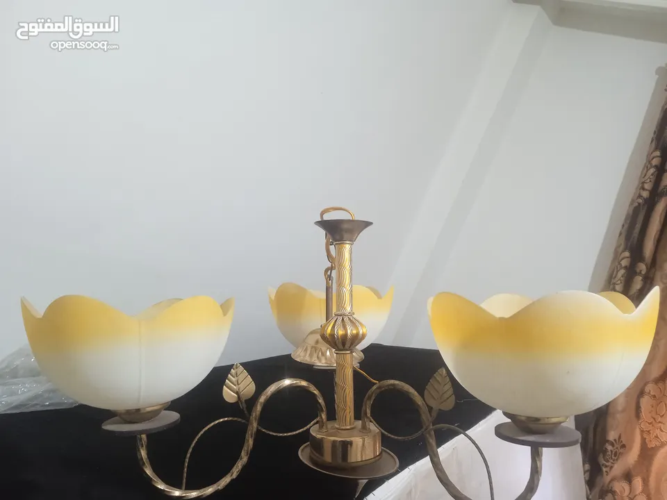 خمسه ثريات وعلى الفحص  الاستفسار الرجاء التواصل على الرقم