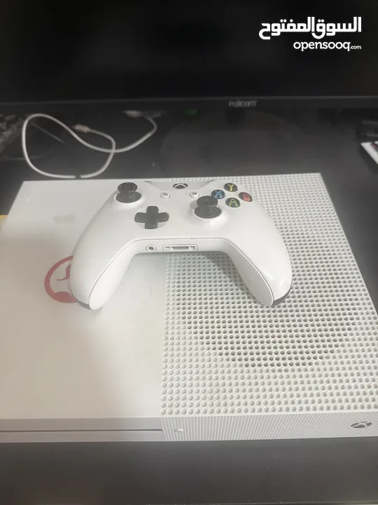 Xbox one s  مستعمل مع يد تحكم لا يوجد التوصيل الا لاماكن قريبة +مستعملة +اسلاكها
