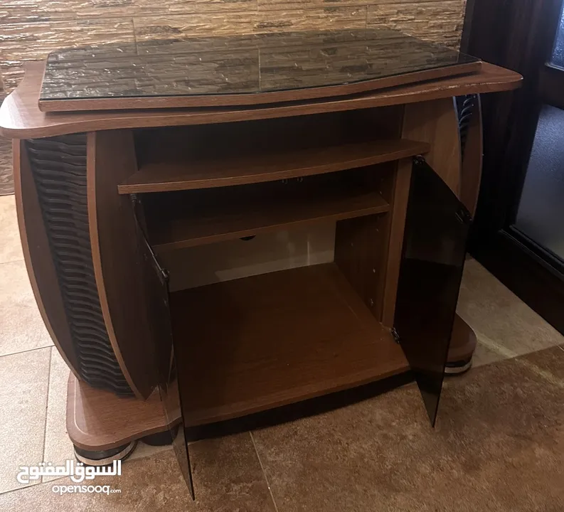 طاولة تلفاز بحالة جيدة