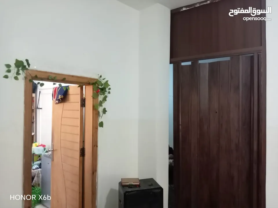 شقه موقع مميز وتجاري  للبيع في الهاشمي الشمالي