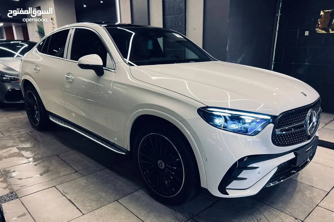 Mercedes-Benz  Glc300  AMG 2000cc 2025  زيرو  استيراد  ابيض فرش احمر اعلي فئة كاملة  عدا المحاور و ا