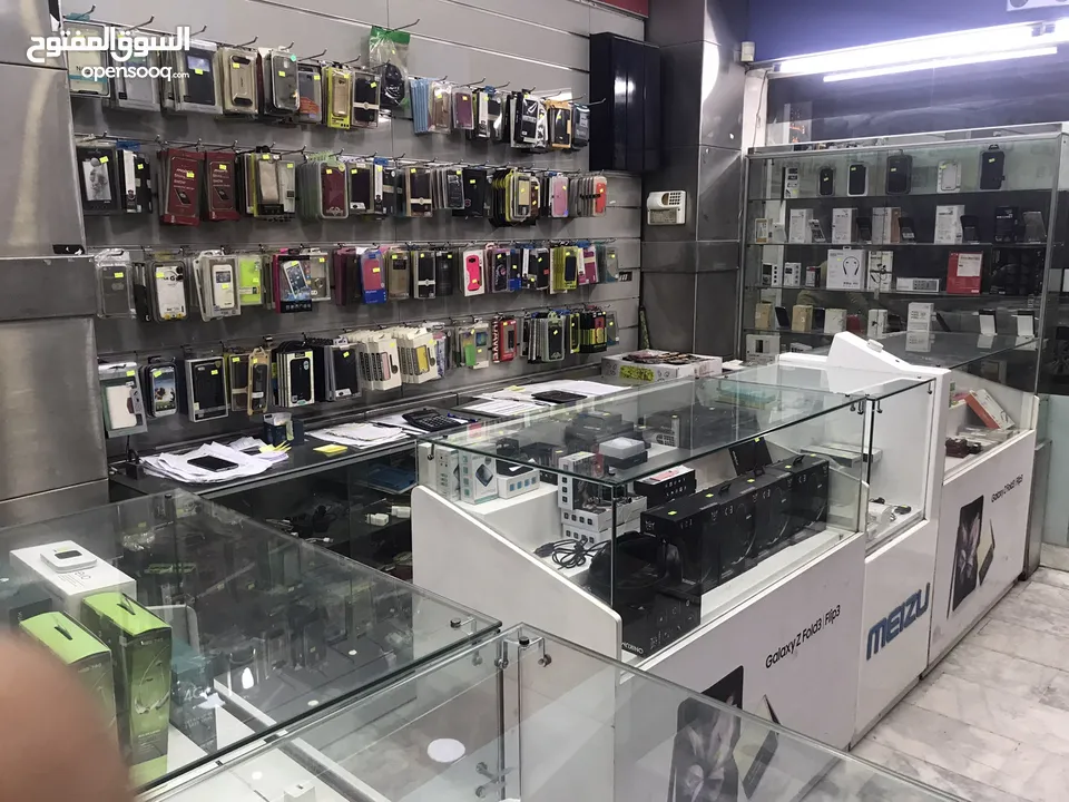 محل تجاري للبيع مجهز كامل موقع مميز ملاصق لمعرض شركة زين - شارع باب الواد - الوسط التجاري/ الزرقاء