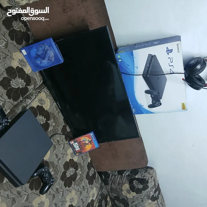 بلايستيشن 4 مع العاب غير الي فيه صورة و شاشة و سماعة