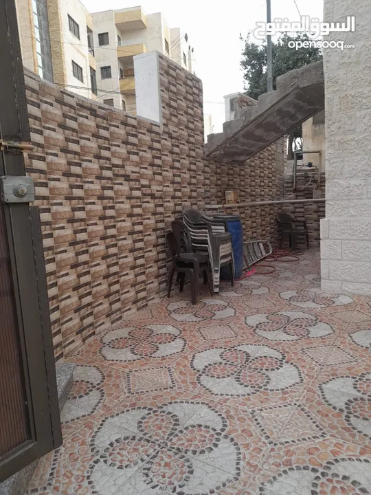 منزل مكون من 3 طوابق في أجمل مناطق حي عدن في جبل النصر للبيع