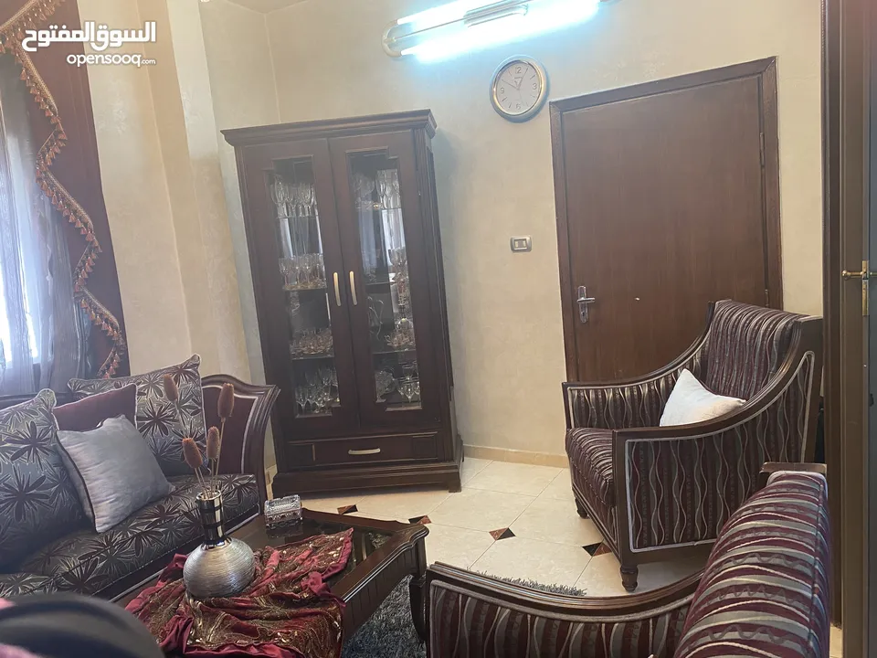 غرفة جلوس فاخرة للبيع بسعر مغري