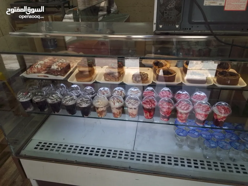 ثلاجة عرض ممتازه للبيع وتبريد ممتاز شغاله وما ناقصها شي ممتازه لا تحتاج صيانة