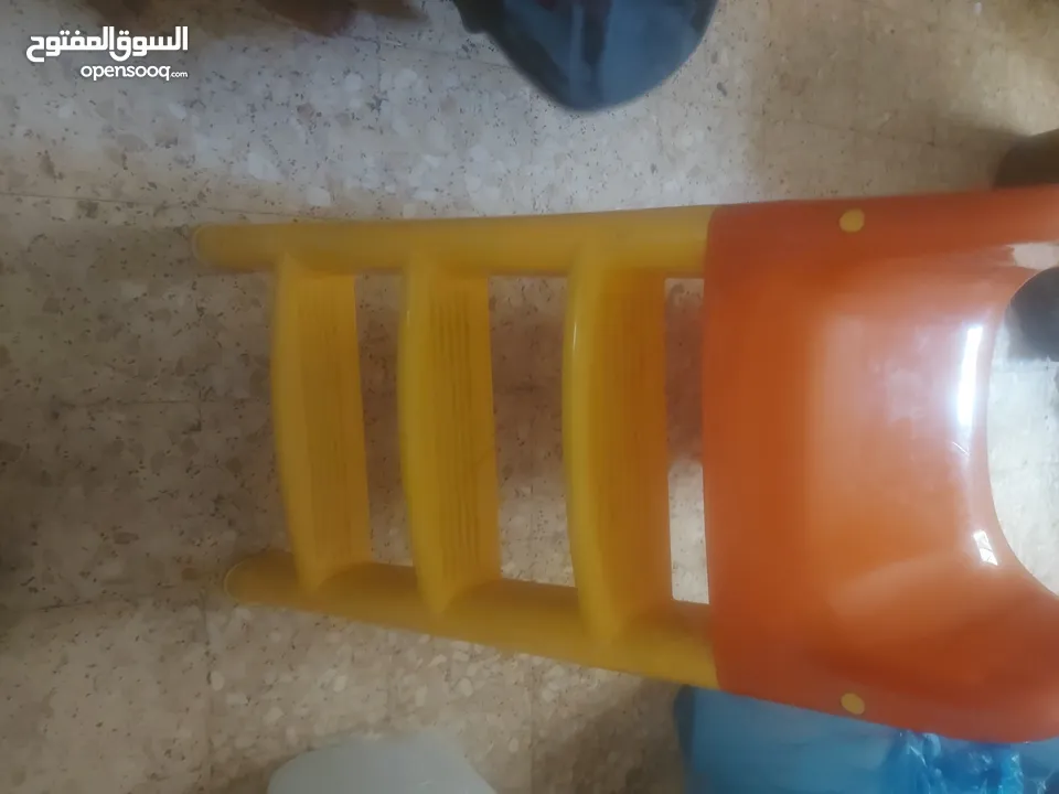 سحسيلة اطفال وكارسيت ومقعد طعام بحالة جيدة جدا بسعر مغري
