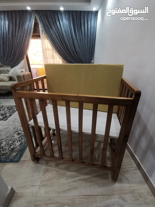 سرير أطفال  بحالة ممتازة