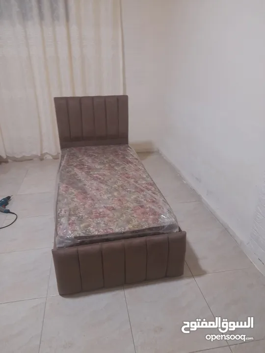منجد متنقل لصيانة وتنجيد جميع انواع الكنب والرواسي داخل المنزل