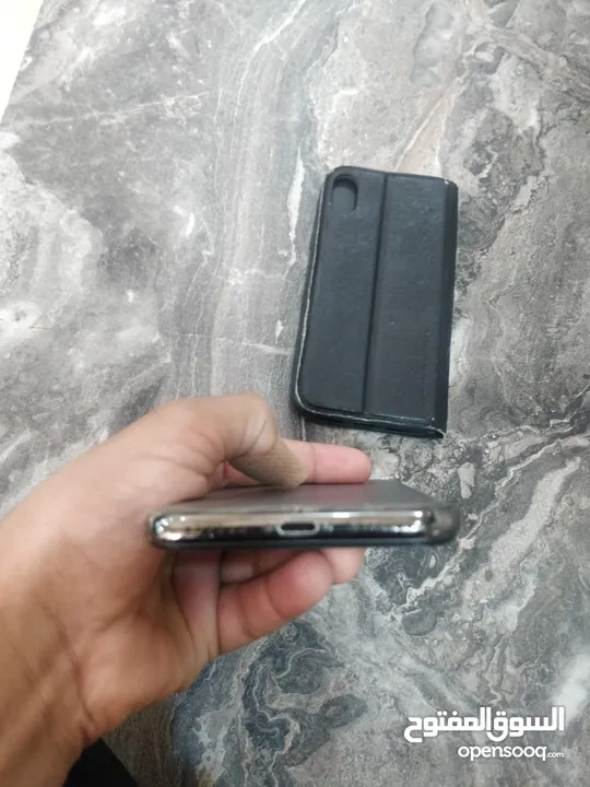 هاتف ايفون X نظيف جدا استعمال شهرين  مش مغير اشي.  بطاريه 99. غير قابل للبدل   اقرا الوصف