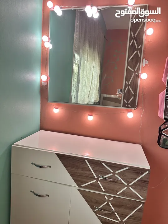 تحت مجوز 200*180 مع فرشة طبية مع 2 كومادينا وتواليت مع جرار وخزانة تحته ومرآة