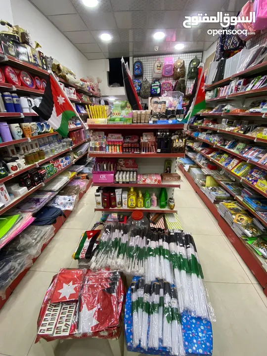بضاعة مكتبة قرطاسية و اكسسوارات و عطور و اللعاب للبيع بسعر اقل من الجملة بسبب الاغلاق والتصفية شروه